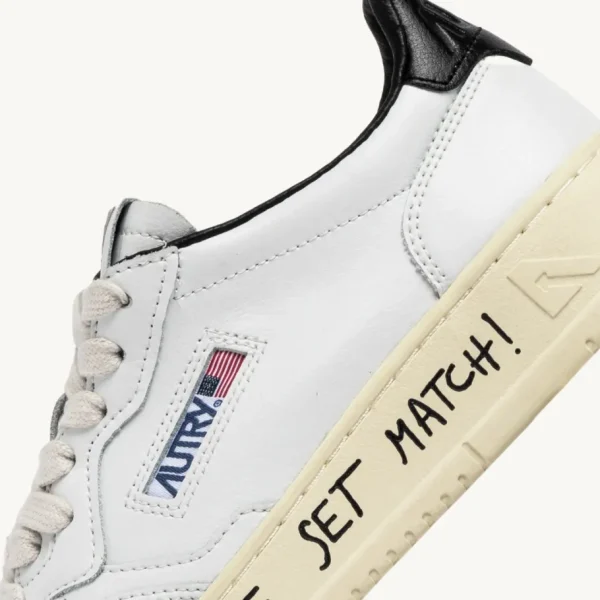 Donna Autry Donna | – Sneaker Medalist Low in Pelle Bianca Nera con Lettering